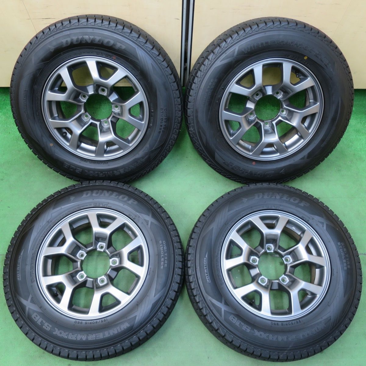 [送料無料] バリ溝！キレイ！9.5分スズキ JB74W ジムニー シエラ 純正 195/80R15 スタッドレス ダンロップ ウインターマックス SJ8 15インチ PCD139.7/5H5021706イス