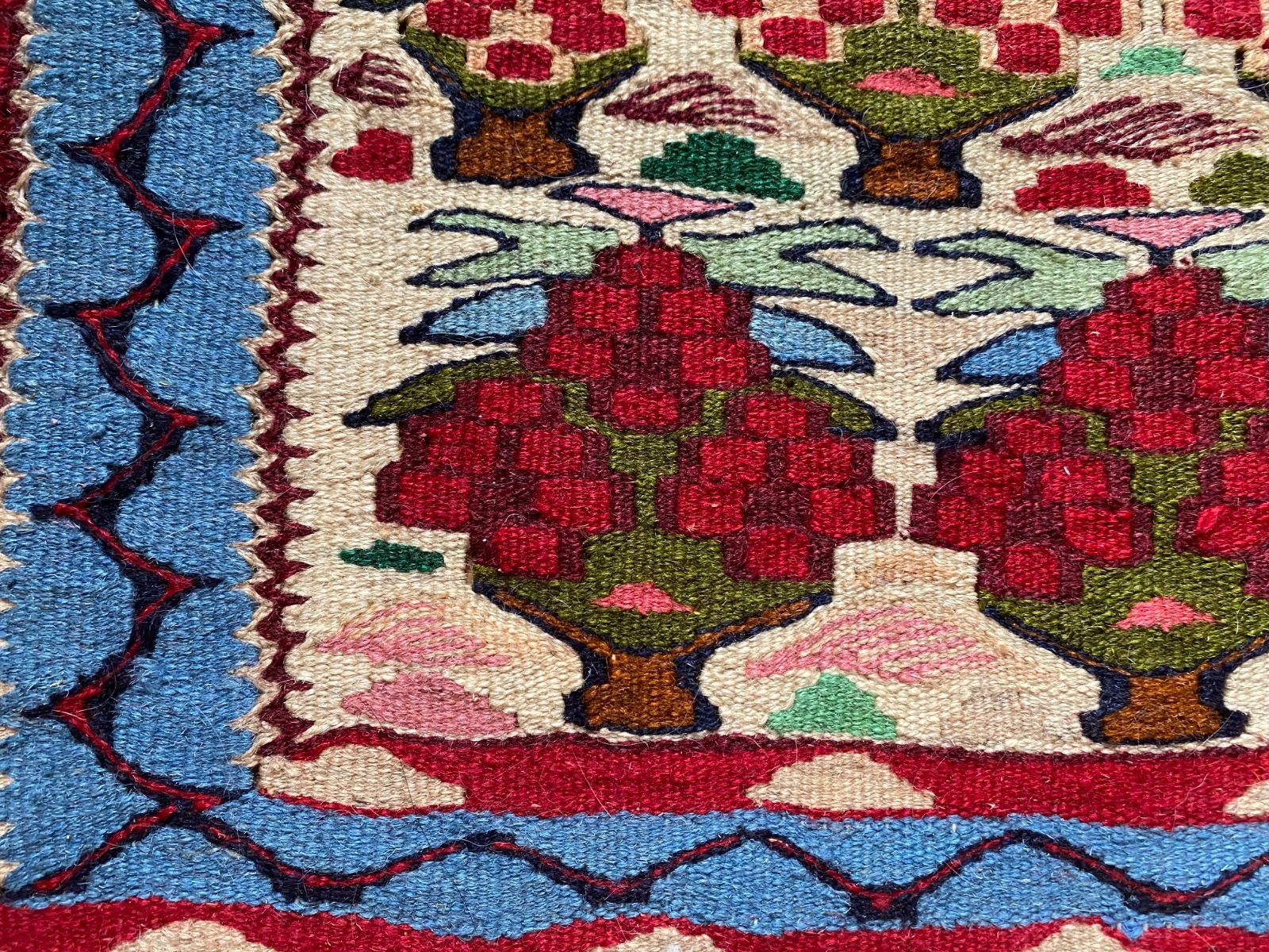 素敵な花柄のセネキリム 王室の為に織られたキリムです ヘラティ模様が素晴らしい お部屋のアクセントに是非如何ですか み MARWIL-DEMENAGEMENTS_CH