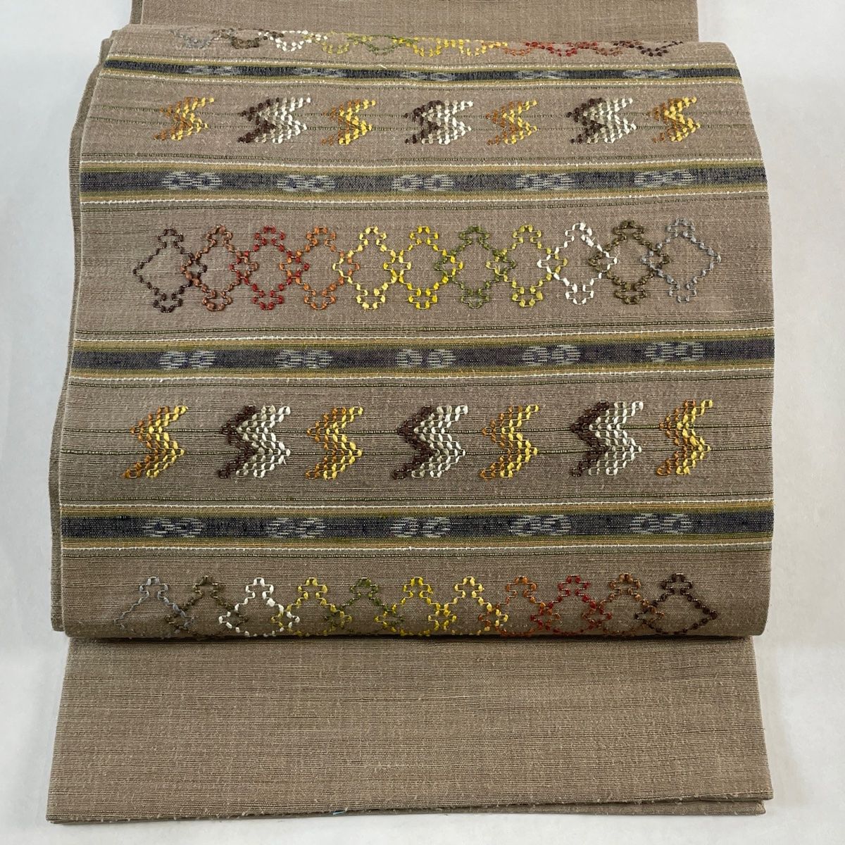 開き名古屋帯 美品 逸品 段縞 幾何学 刺繍 茶色 正絹 【中古