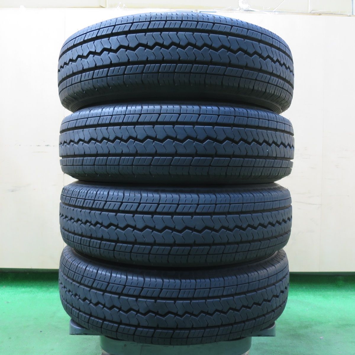 [送料無料] バリ溝！23年！9.5分165R13 8PR トーヨー V-02e タイヤ 13インチ 小型 トラック バン 等4110506イノタ