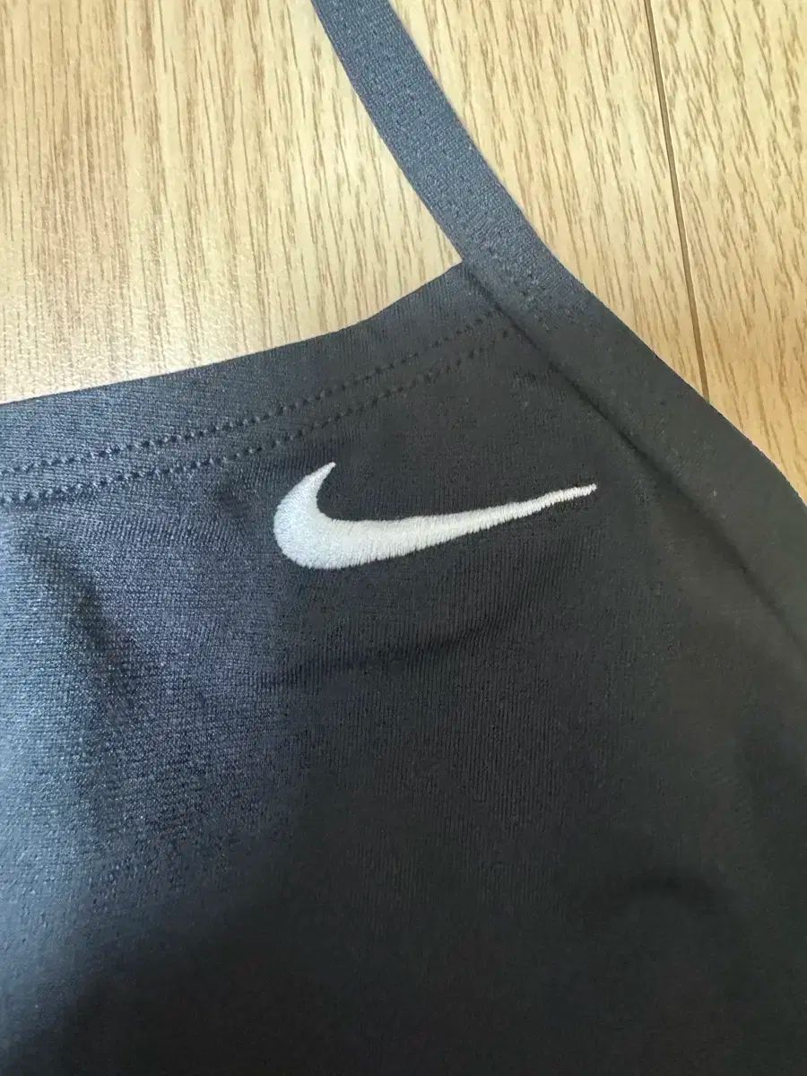ナイキ カットアウト ブラック 刺繍 ロゴ 32