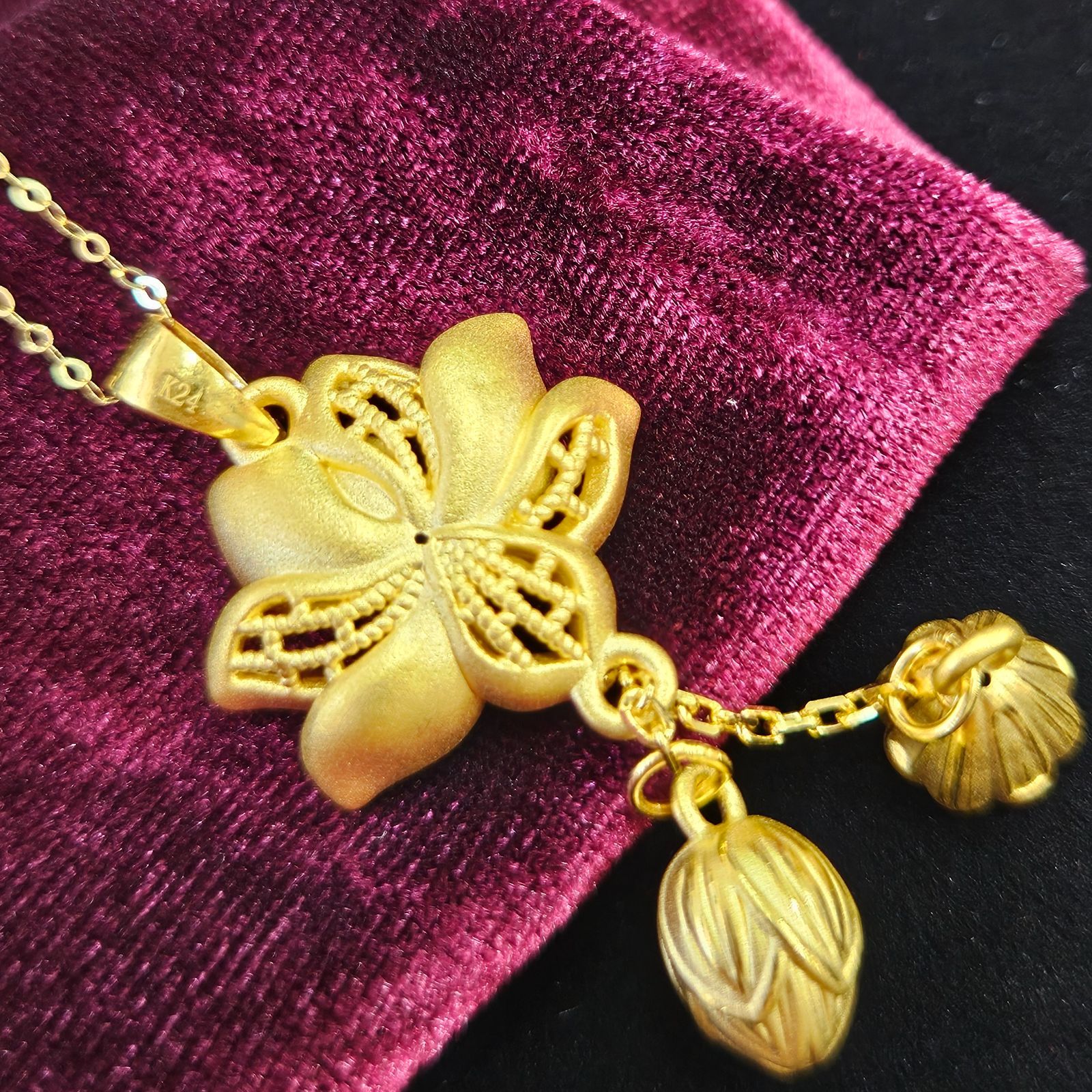 黄金の彫刻！24金 K24 蓮の花 ハス フラワー ペンダント 純金 ゴールド 24金 蓮の花 ハス K24 イエローゴールド ペンダント トップ - メルカリ