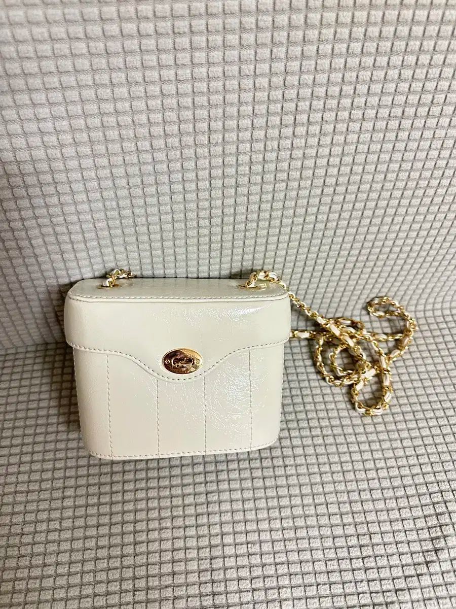 Cardinal Red LEE バッグ アイボリー チェーンバッグ