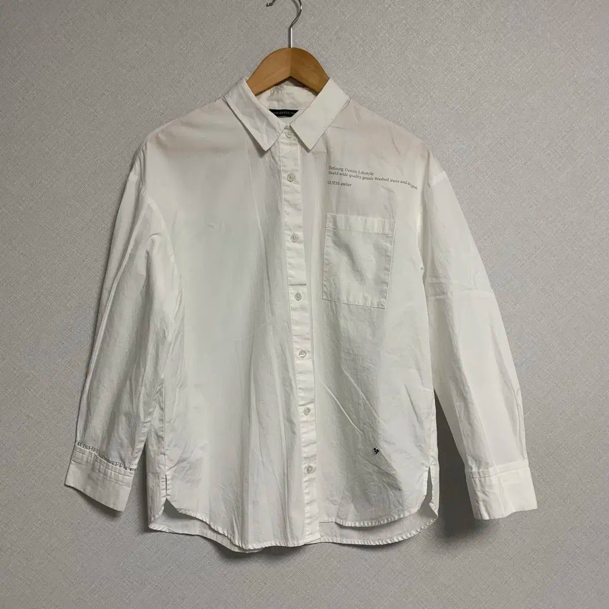 推測 ( GUESS ） ロゴ シャツ