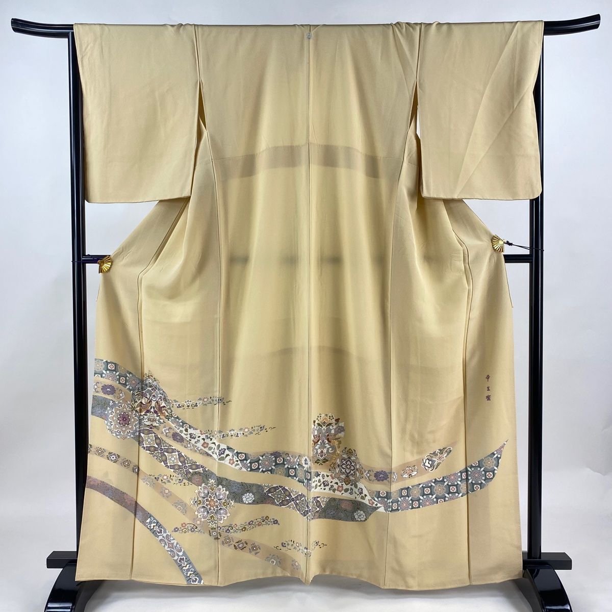 色留袖 身丈163.5cm 裄丈65.5cm M 袷 帝王紫 落款 向かい鳥 華文 刺繍 金彩 ベージュ 正絹 名品 一つ紋