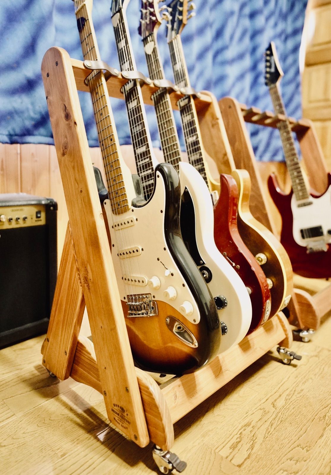１台 手作り木工 木製ギタースタンド ４本掛け キャスター 転倒防止ベルト付き