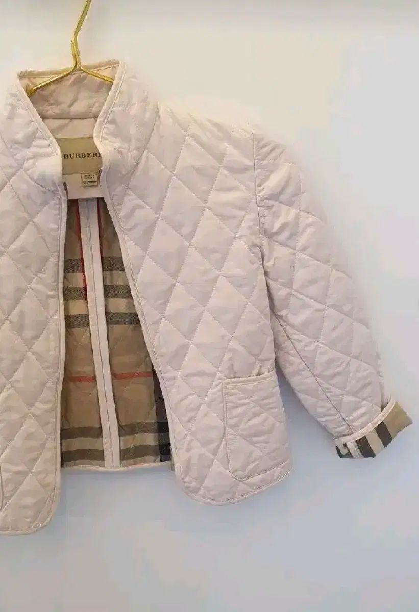 利便性の高い キッズ バーバリー クアルティングジャンパー 130 サイズ 8 肌の色がうまく出ない 薄いピンクです 状態 品質保証！