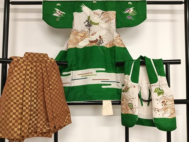 平和屋着物七五三　男の子　３歳　祝着　三つ身　被布・袴セット　駒刺繍　飛鶴文　逸品　AAAK5966Boa