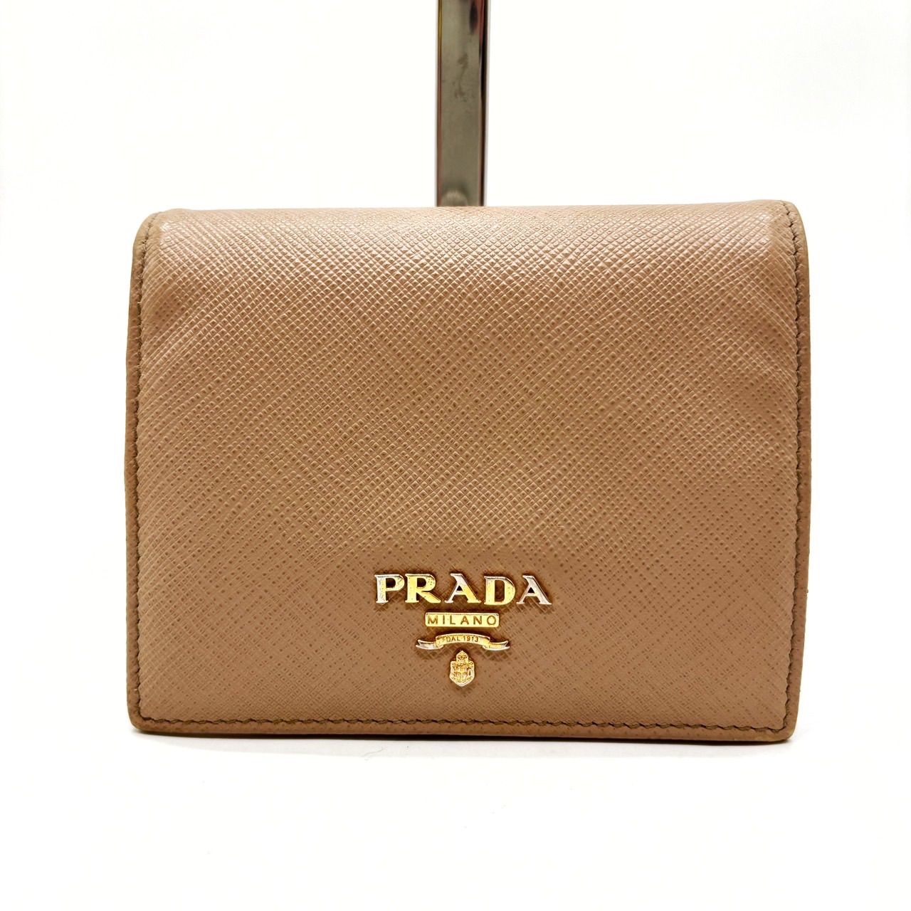 【Mmm】PRADA サフィアーノ レザー 二つ折り財布 ベージュ PRADA ベージュレザー 二つ折り財布 トライアングル サフィアーノ