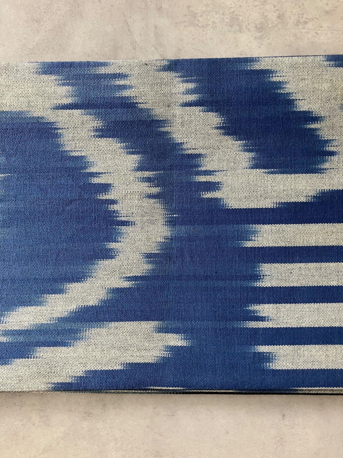 アドラスコットンイカット ブルーグレー×ブラックストライプ