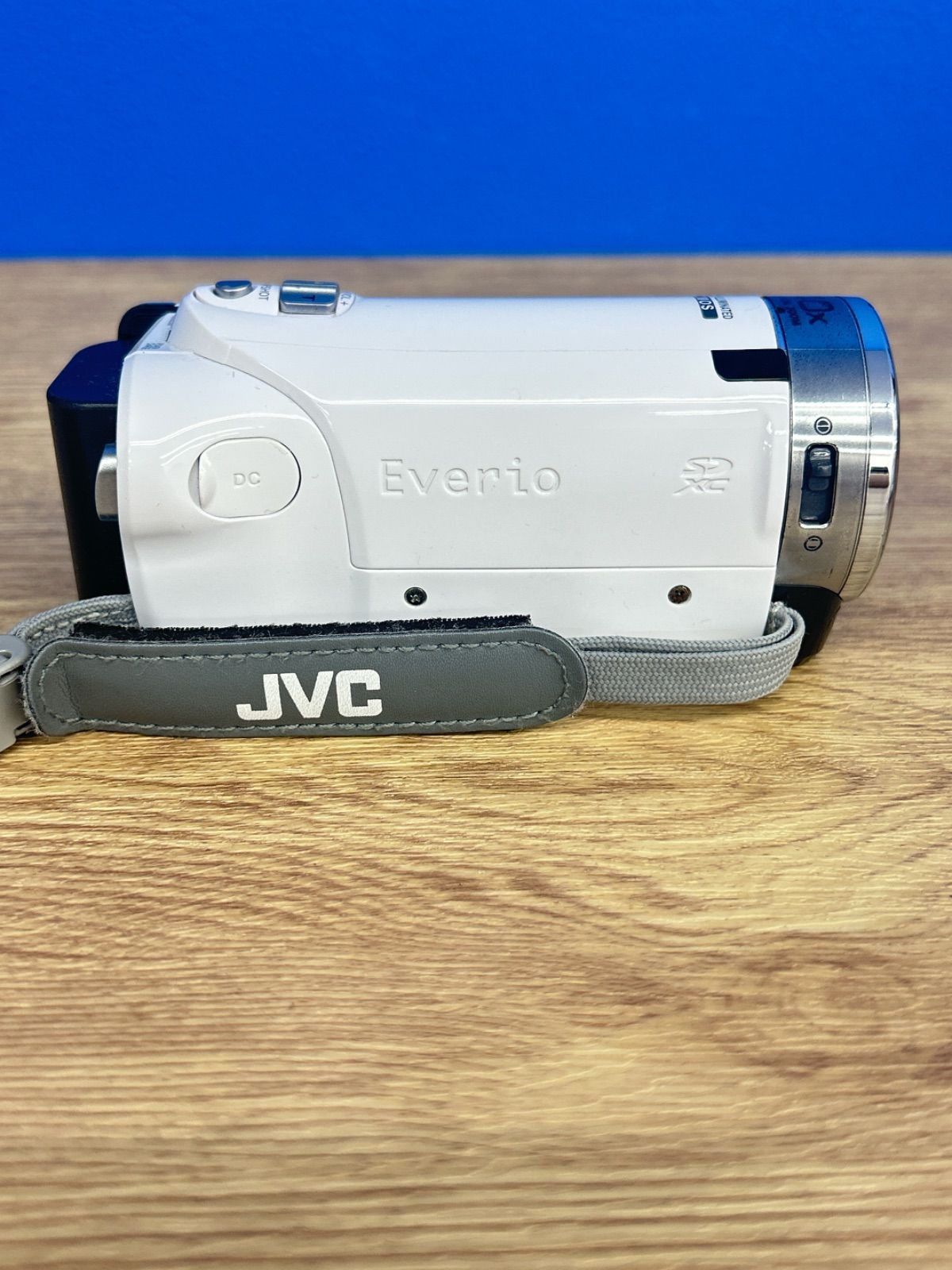 ☆【通電確認済】JVC Everio GZ-E117-W ビデオカメラ【カメラ