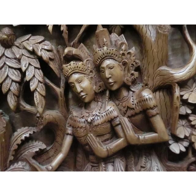 インドネシアの木彫りのレリーフ