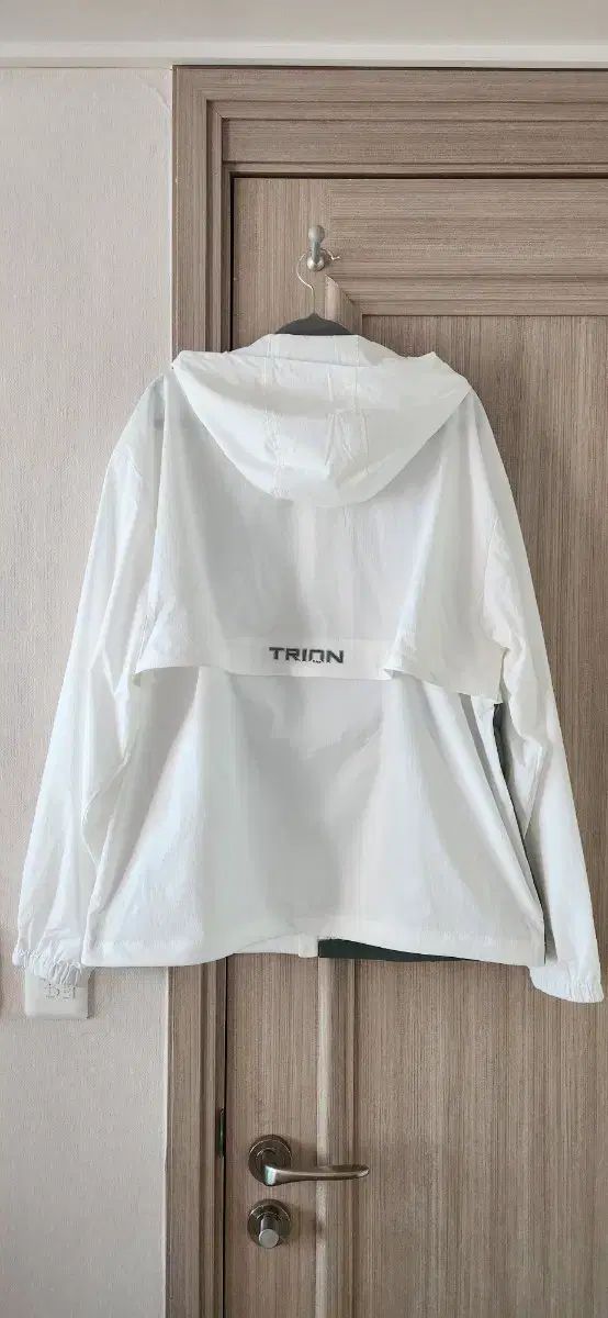 ファッションリーダー バドミントン トライオン Anorak アノラック 白 カーキ ウィンドブレーカー フード ジャケット テニス 卓球 サッカー