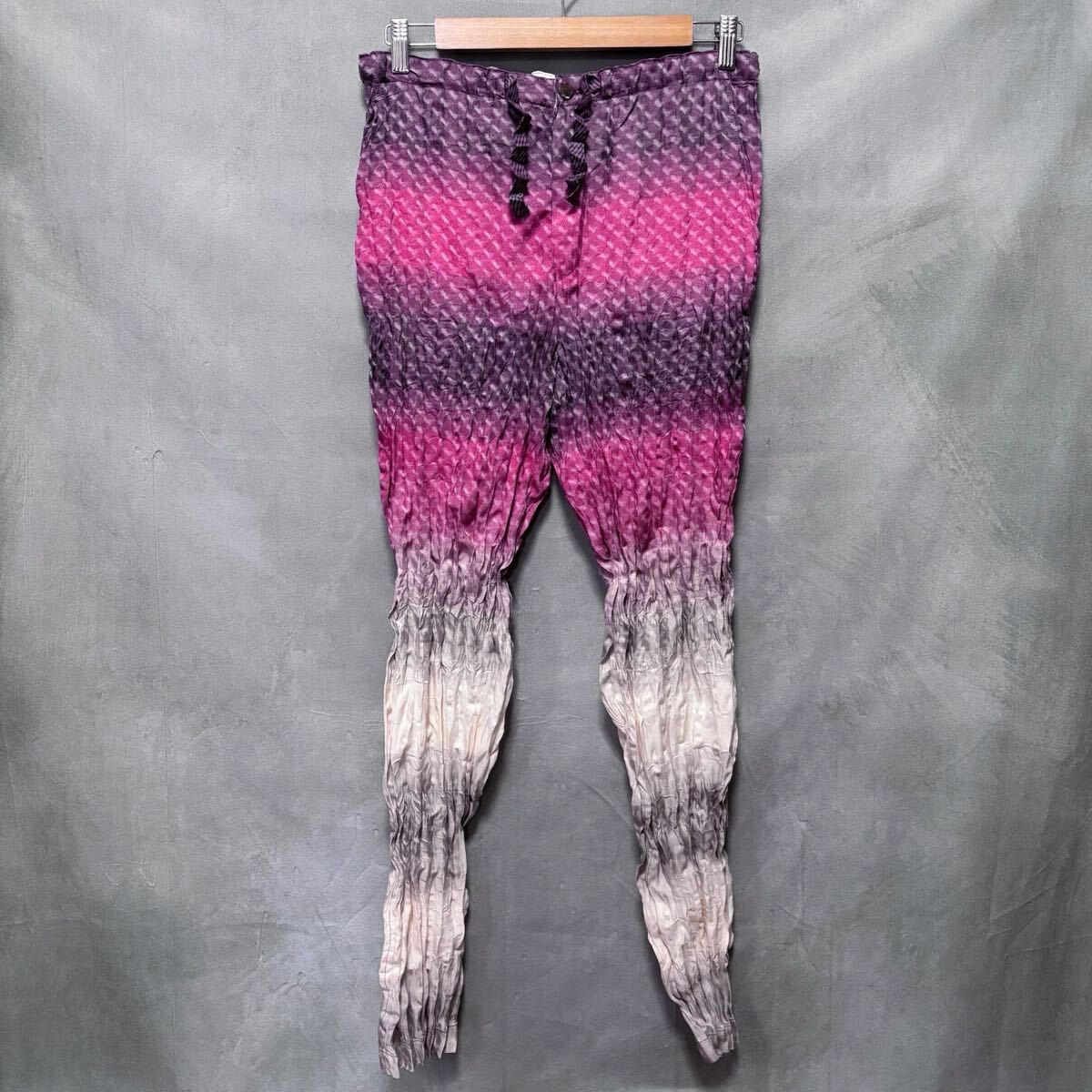 ISSEY MIYAKE A-POC INSIDE イッセイミヤケ グラデーション ジャカード 総柄 シワ加工 クラッシュ イージー パンツ size.1-2 S-M レッド