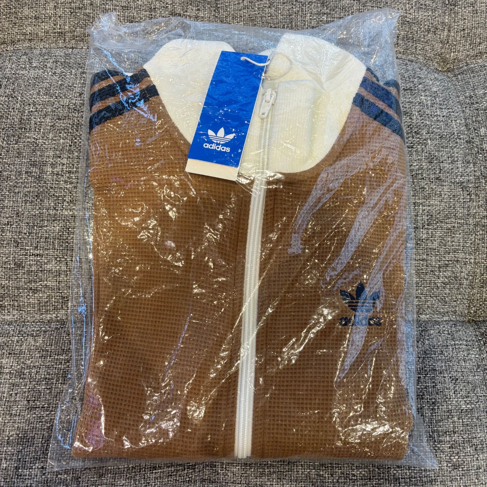や*ま様 日本未発売カラーM茶⭐️adidas アディカラー 刺繍 トラックトッ 日本未発売カラー2XL茶⭐️adidasアディカラー刺繍 トラック