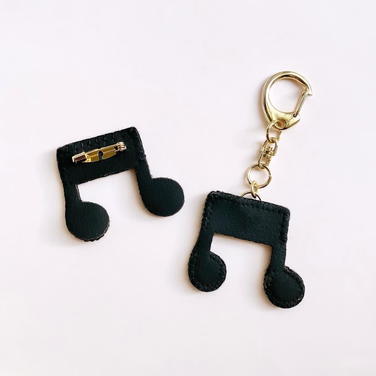 音符ピアノ ビーズ刺繍 ブローチ - メルカリ