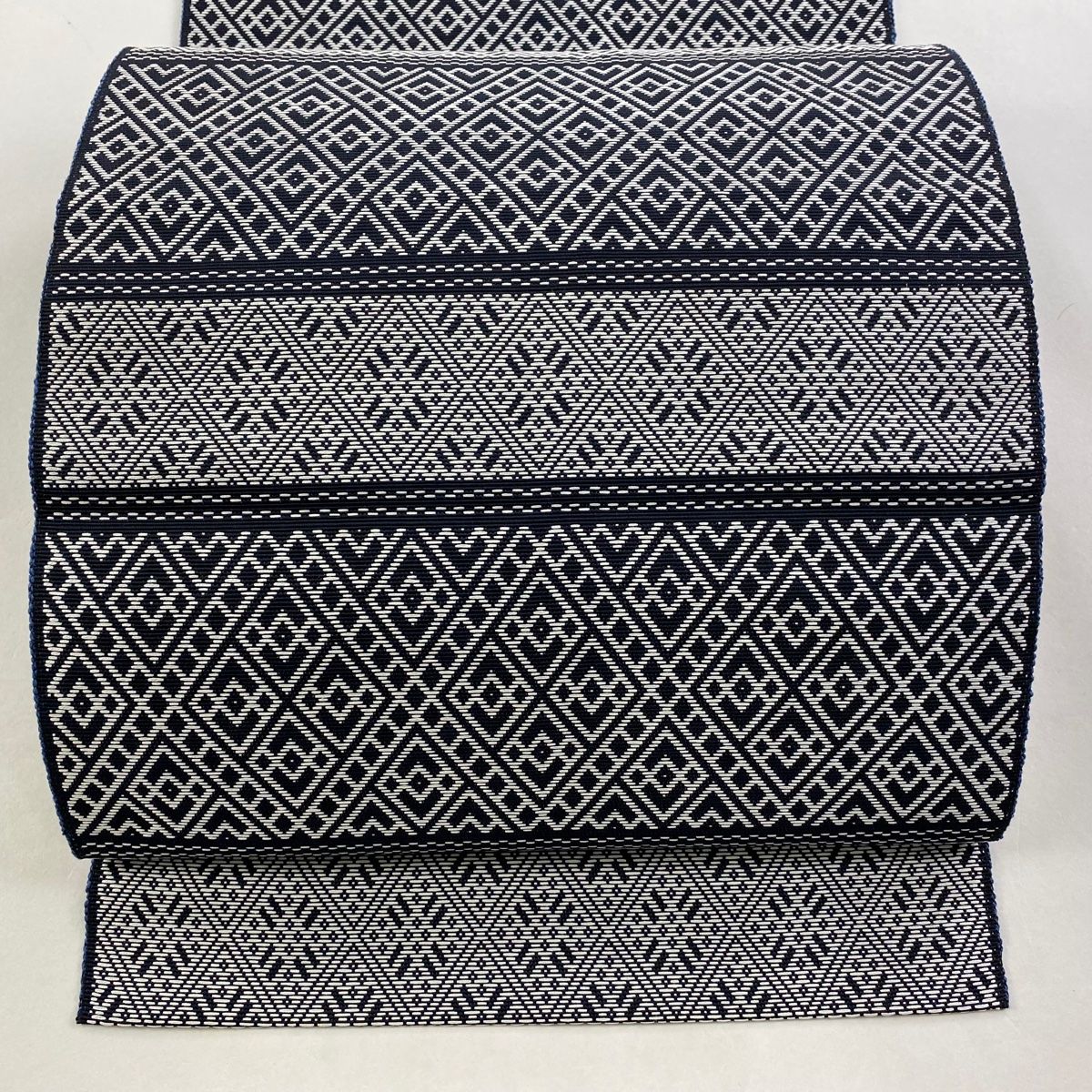 名古屋帯 落款 証紙 八寸名古屋帯 松葉仕立て 段縞 幾何学模様 紺色 お太鼓柄 正絹