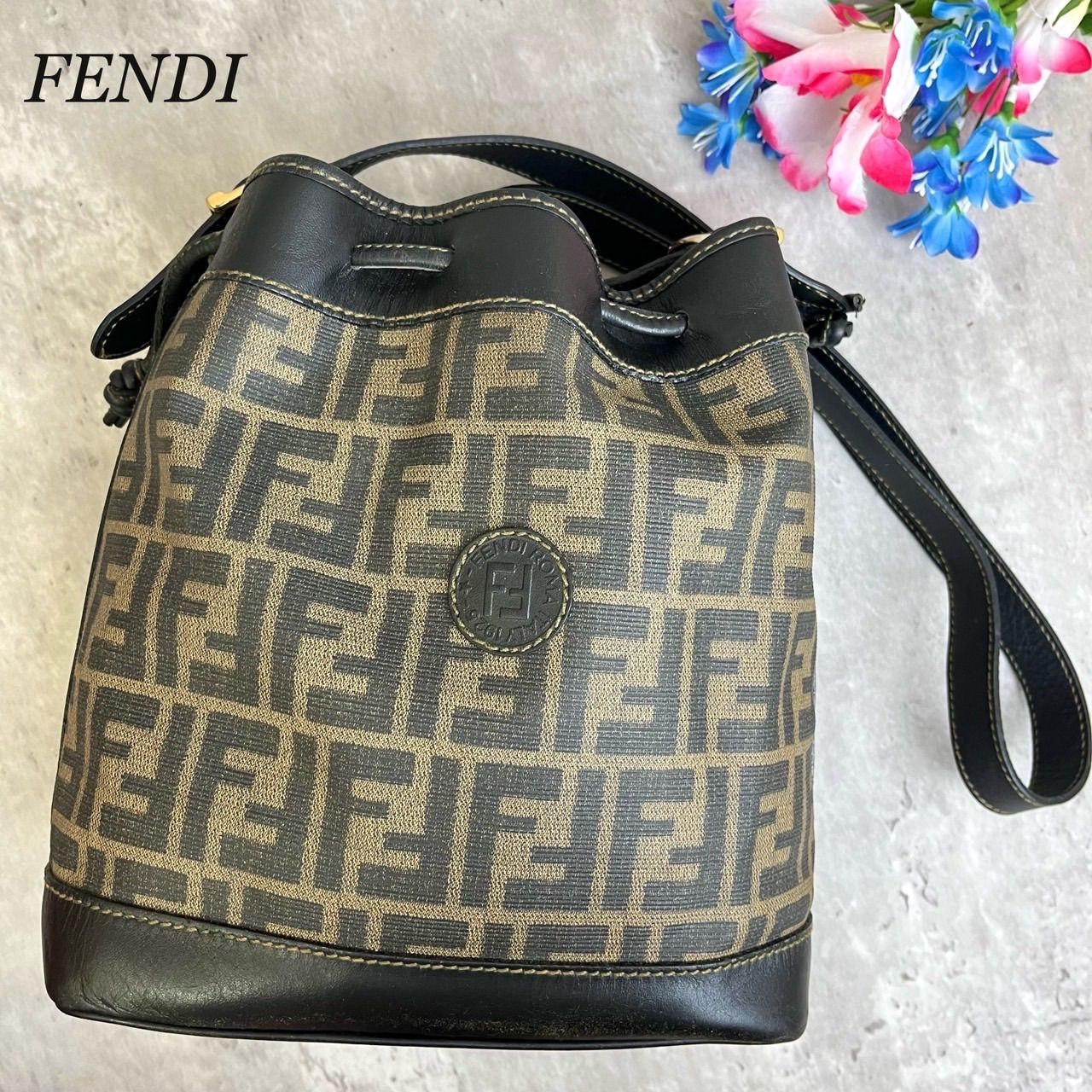 ✨良品✨ FENDI フェンディ ショルダーバッグ トートバッグ バケツ型 巾着 ズッカ柄 FFロゴ 総柄 ゴールド金具 PVCレザー 肩掛け  レディース ブラック 黒色 - メルカリ