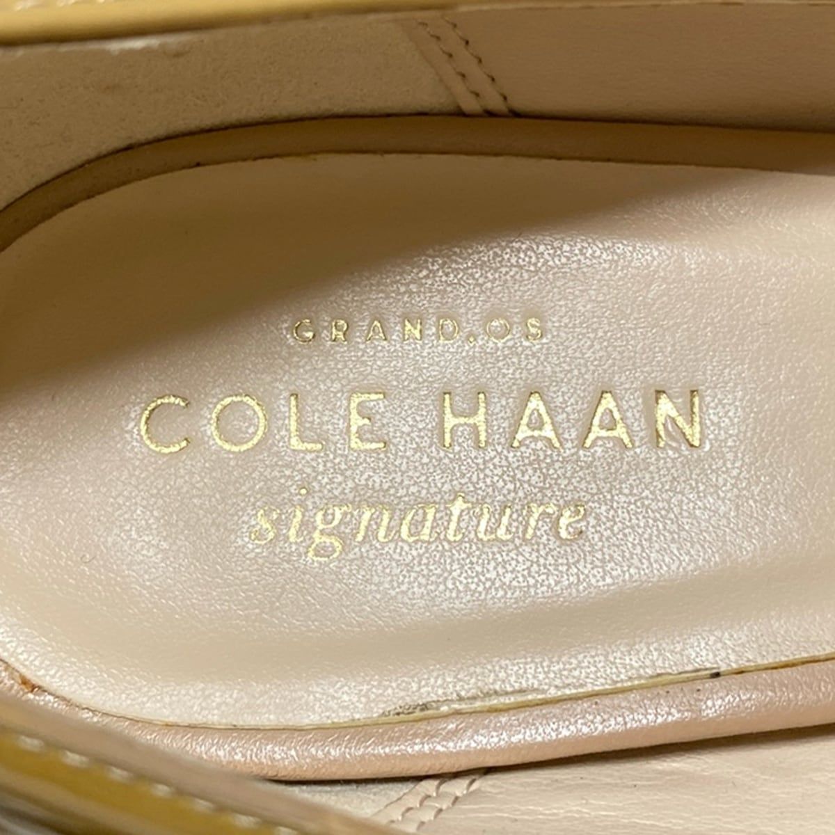 COLE HAAN ベージュ フラットパンプス 本革Vカットフラットシューズ （プラチナ） -エンチャンテッド