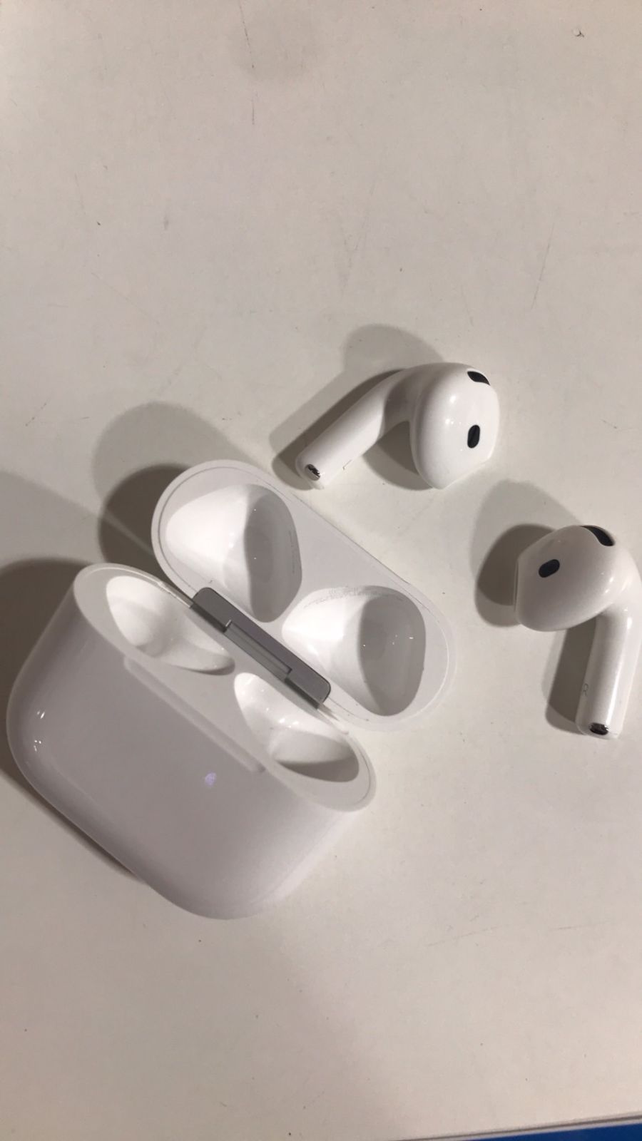 AirPods4本体 ホワイト 充電ケース付き AirPods 4 本体 ホワイト