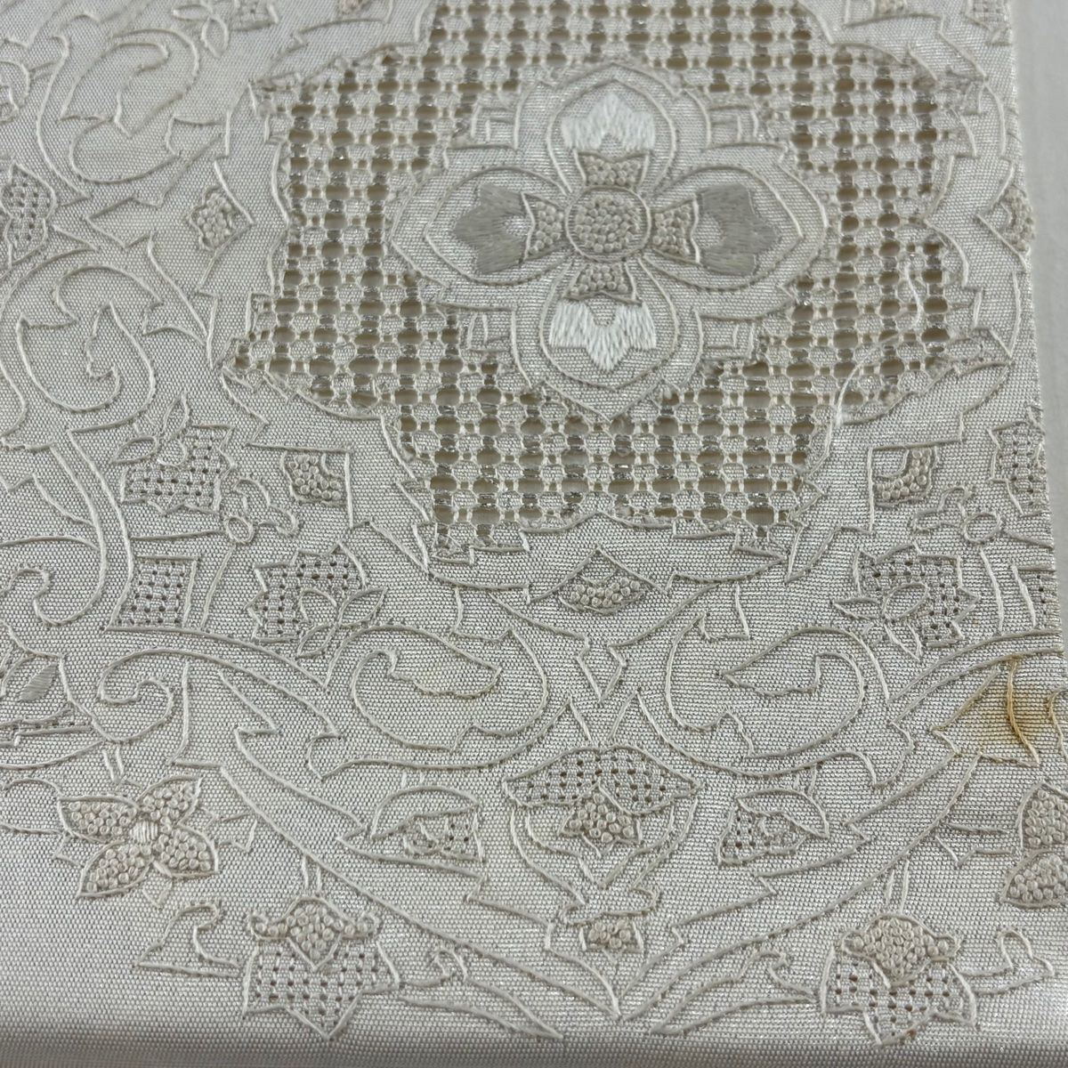 袋帯 美品 秀品 入り子菱 華文 金糸 箔 灰白 お太鼓柄 正絹 【中古】