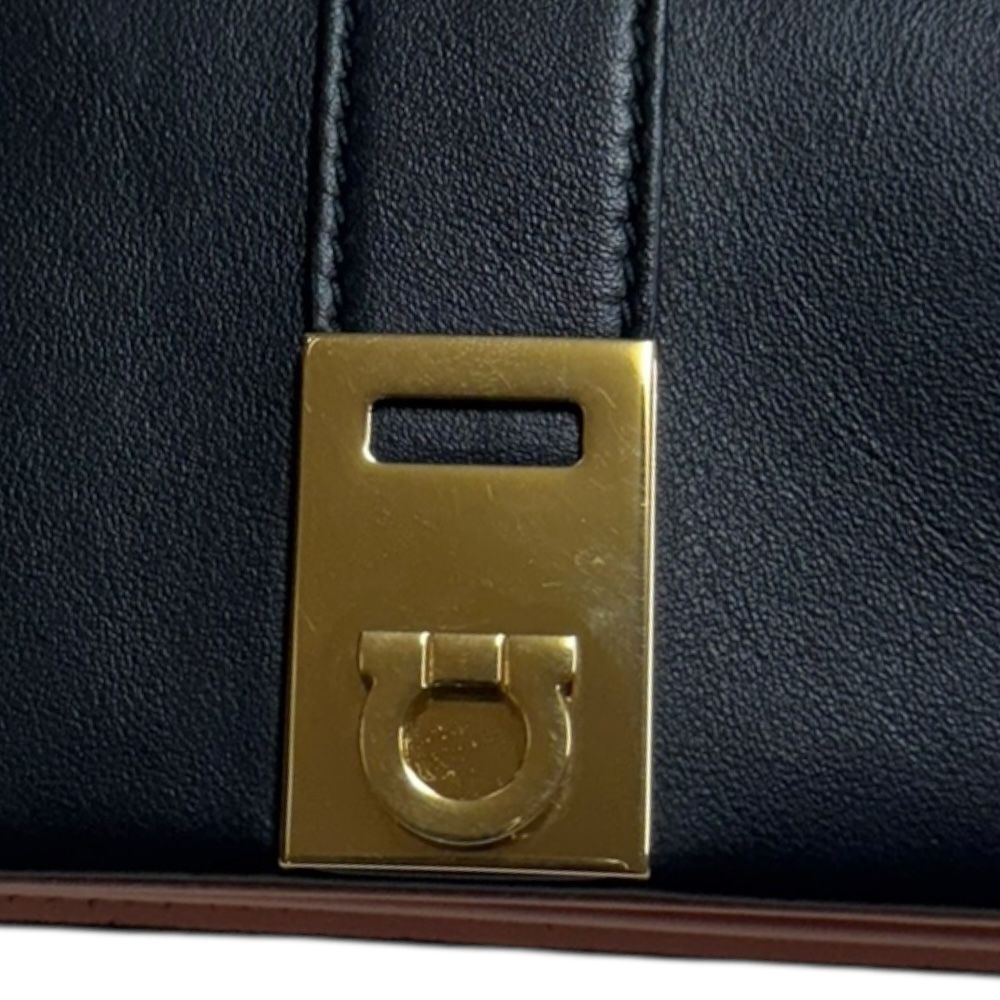 サルヴァトーレフェラガモ ガンチーニ 二つ折り財布 カーフ 220633 レディース Salvatore Ferragamo  中古 サルヴァトーレフェラガモ ガンチーニ 二つ折り財布 カーフ 220633