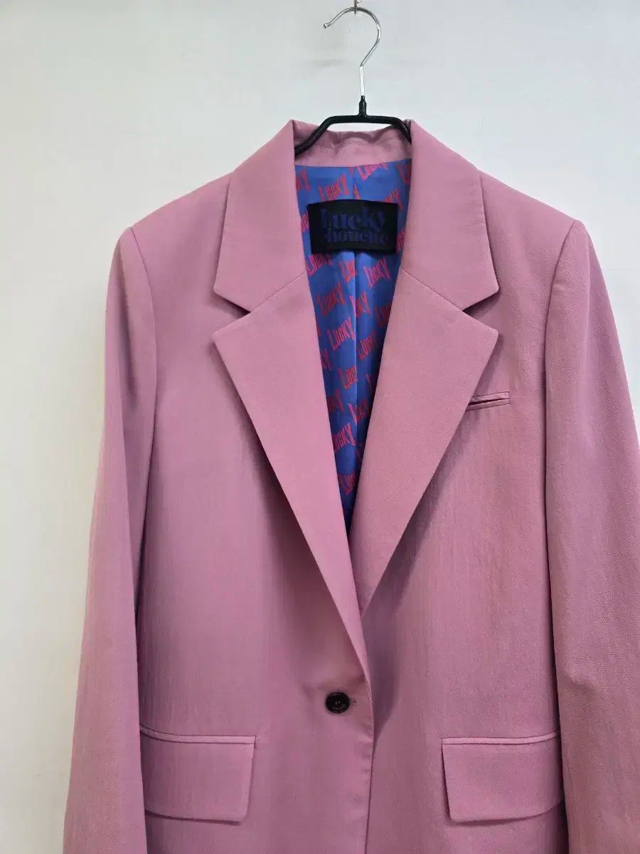 LUCKY CHOUETTE ラッキーシュエトゥ 華やかな セットアップ レタリングスリーブ 細い髪 100 MAAHADDERANG_COM