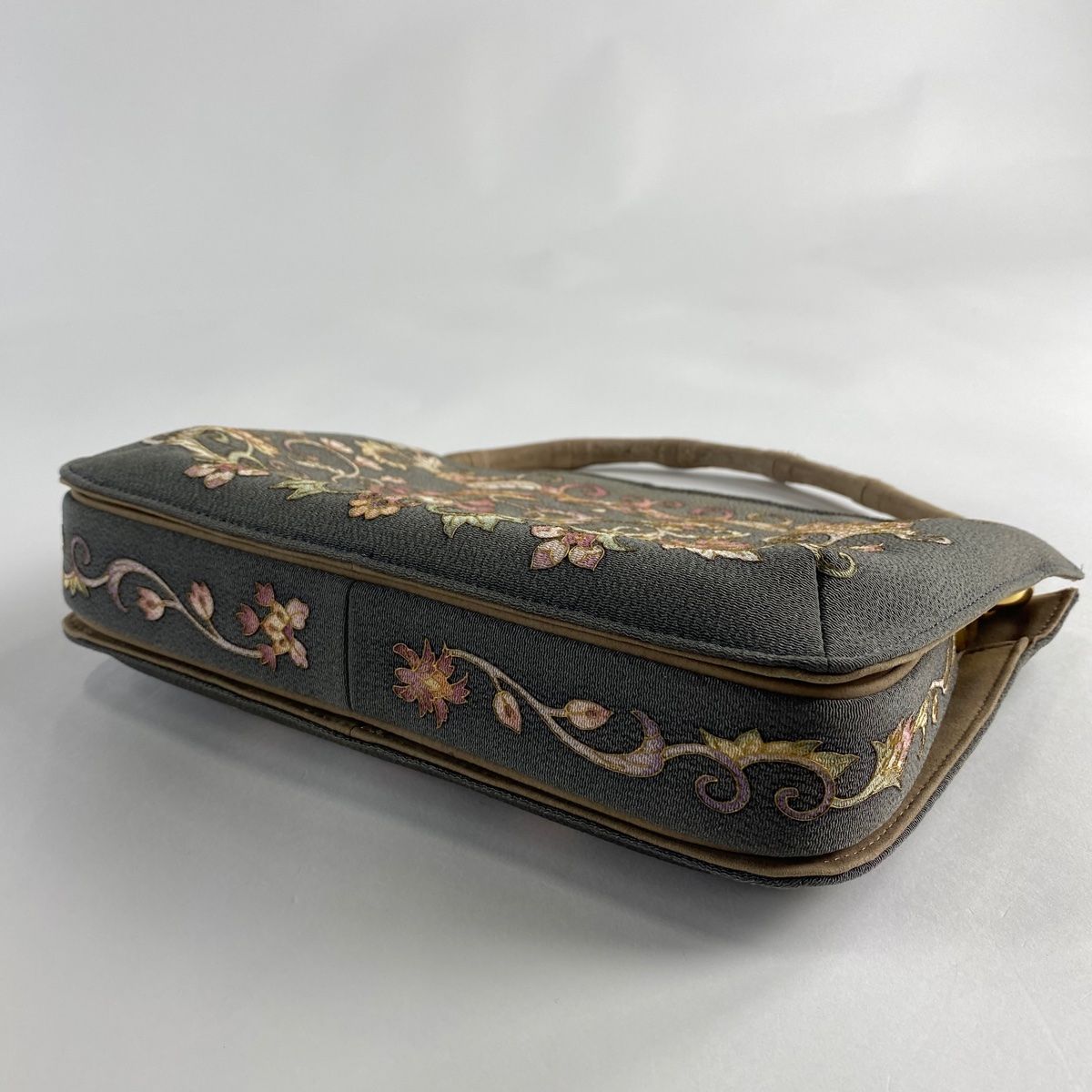 和装バッグ 逸品 OKAJIMA 花唐草 縮緬 金彩 灰緑 正絹 和装小物 【中古