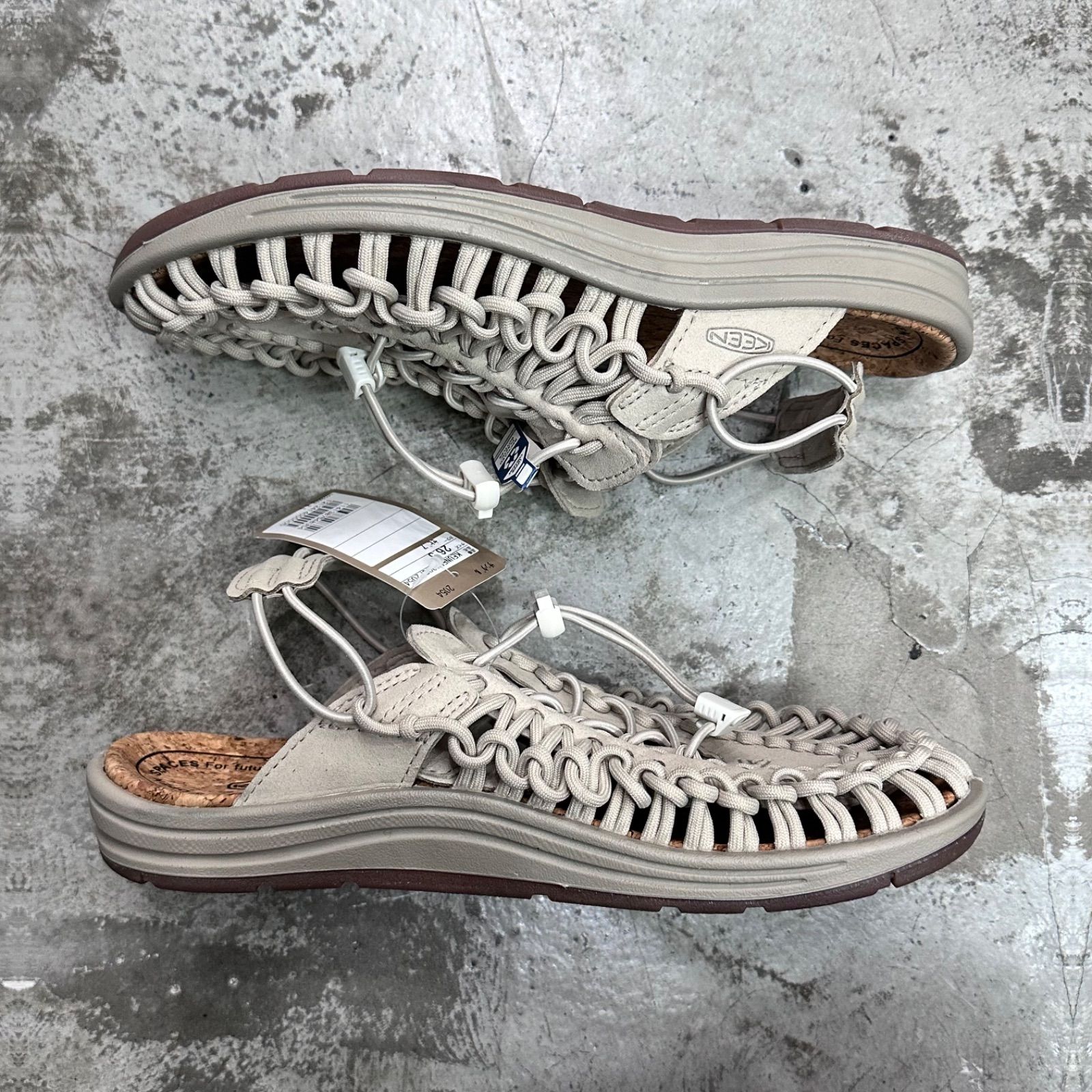 未使用品 KEEN UNEEK 2 CONVERTIBLE X スポーツサンダル