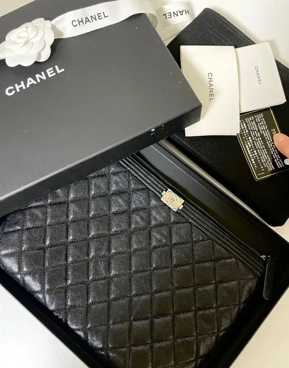 正規品 Chanel シャネル ボーイ クラッチ New Medium シルバー金具 ブラック