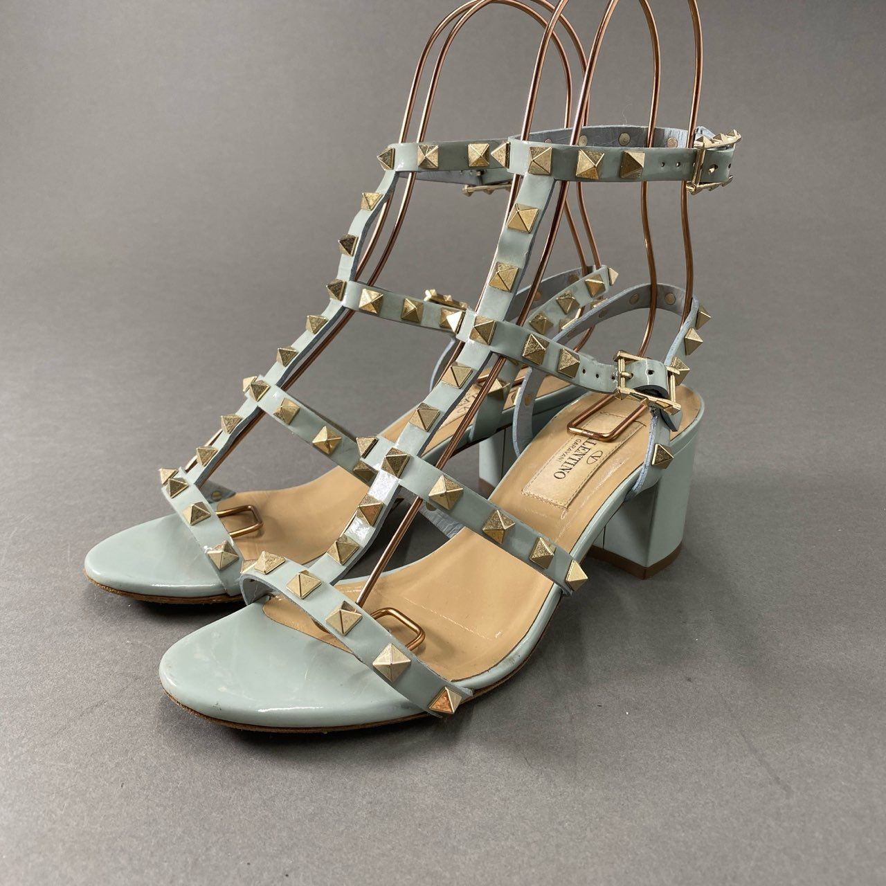★VALENTINO★ロックスタッズ エナメル レザー ミュール ロックスタッズ エナメル ミュール for ウィメンズ インチ