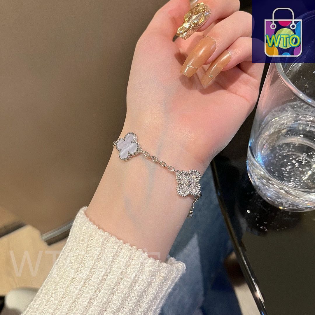 ヴァンクリーフ＆アーペル 四つ葉のクローバー