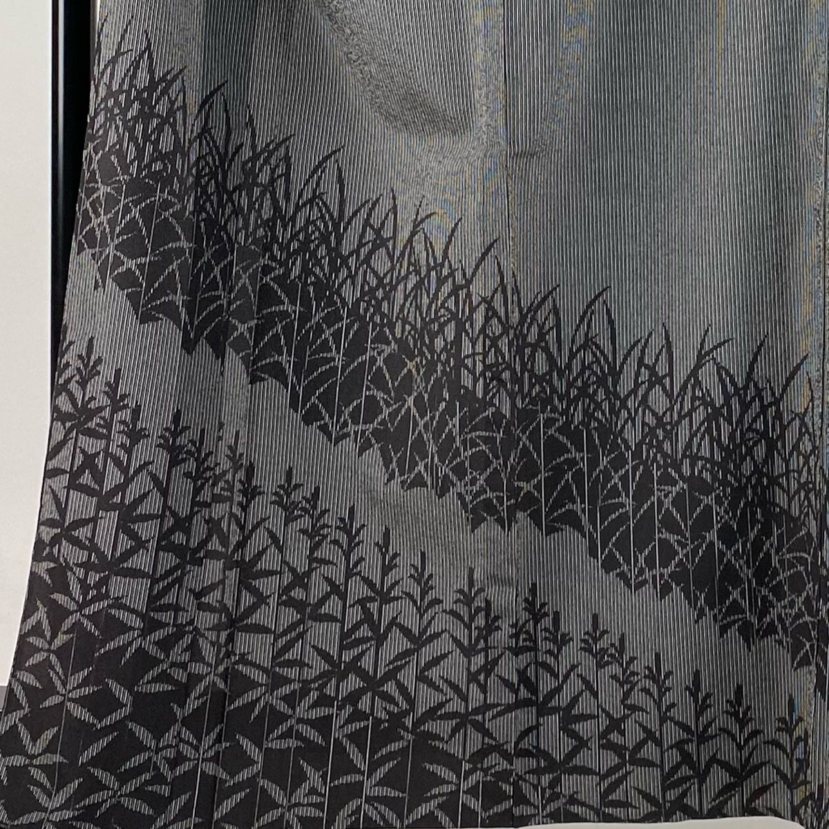 付下げ 身丈165cm 裄丈64cm M 単衣 紬地 葉柄 縦縞 黒灰 正絹 秀品