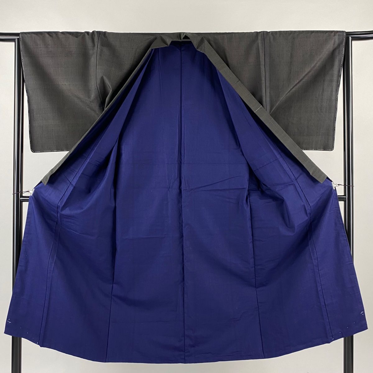 未使用品 紬 黒 葡萄唐草 身丈169.5cm 裄丈69.0cm 袷 正絹 未使用品 紬 黒 葡萄唐草 身丈169.5cm 裄丈69.0cm 袷 正絹