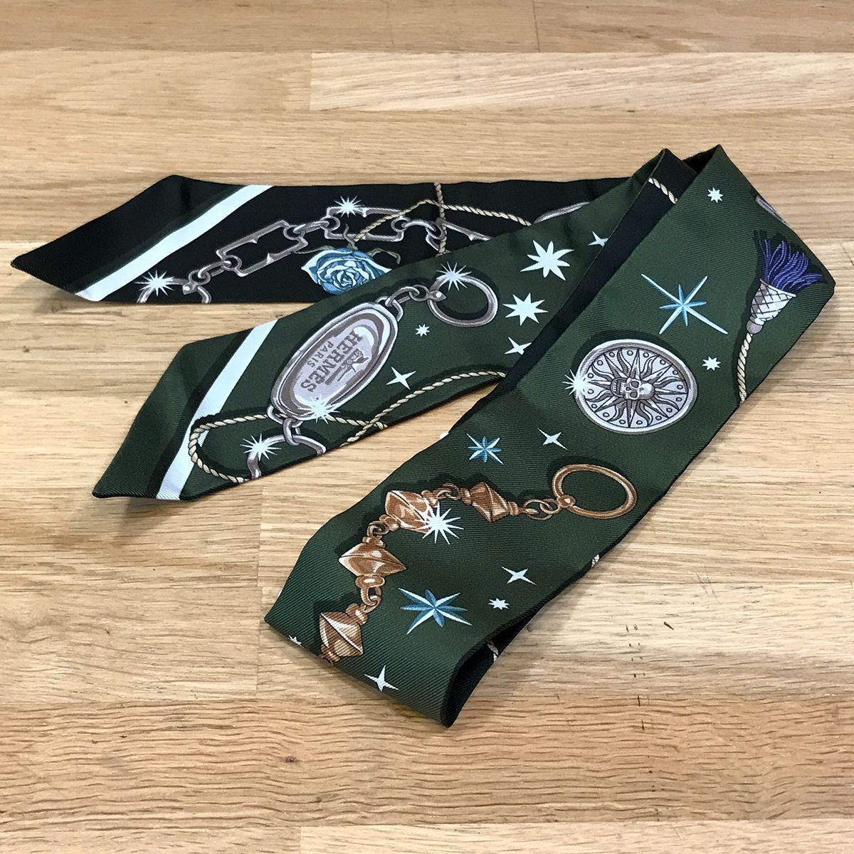 新品タグ付き　HERMES ツイリー セラフェット カーキフォンセ 新品未使用 エルメス ツイリー 現行 セラフェット カーキフォンセ