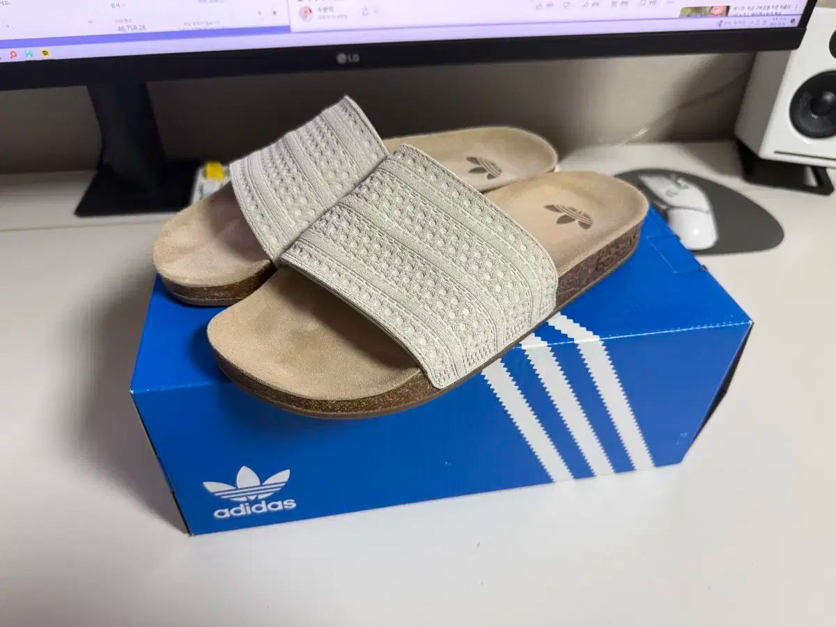 adidas アディダス アディレッタ スエード スリッパ 275 サイズ IH6148