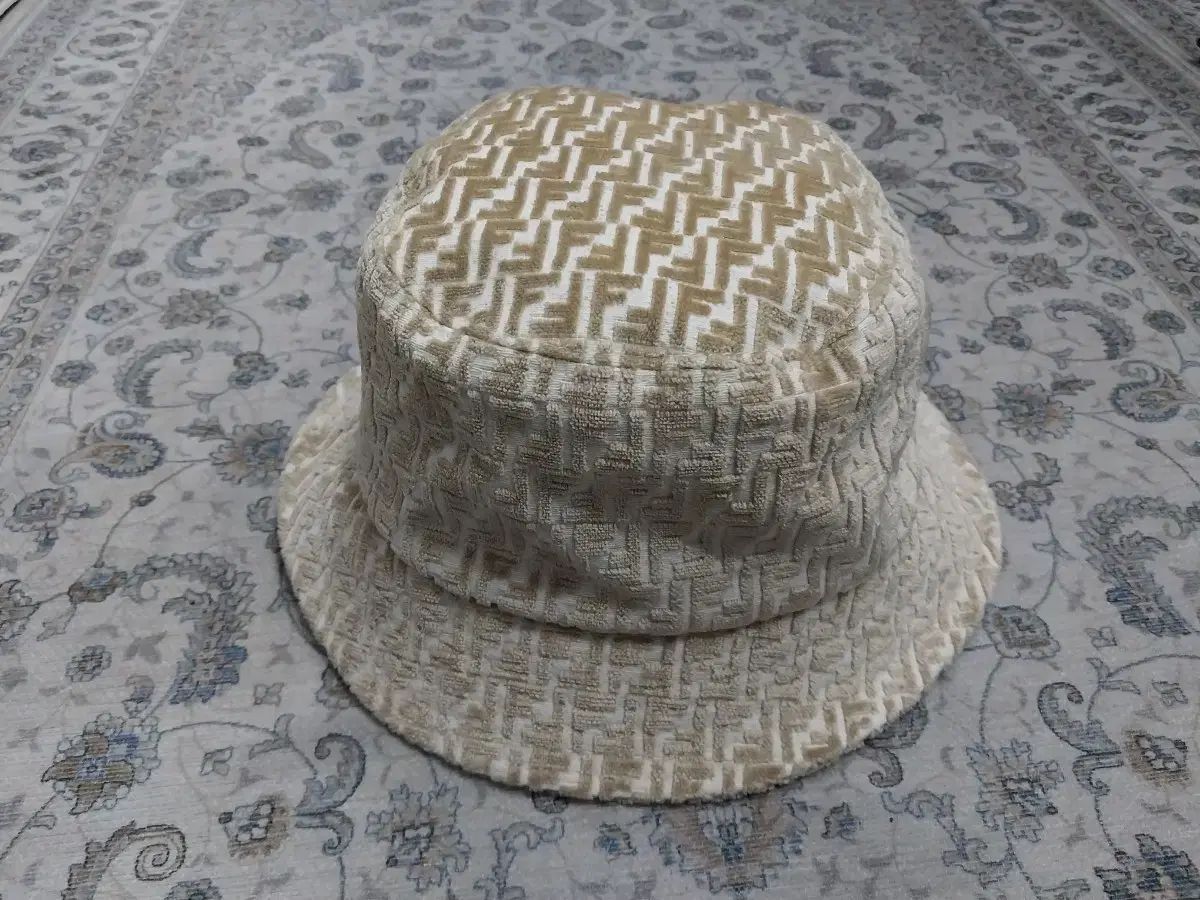 フェンディ FF ロゴ バケットハット アイボリー