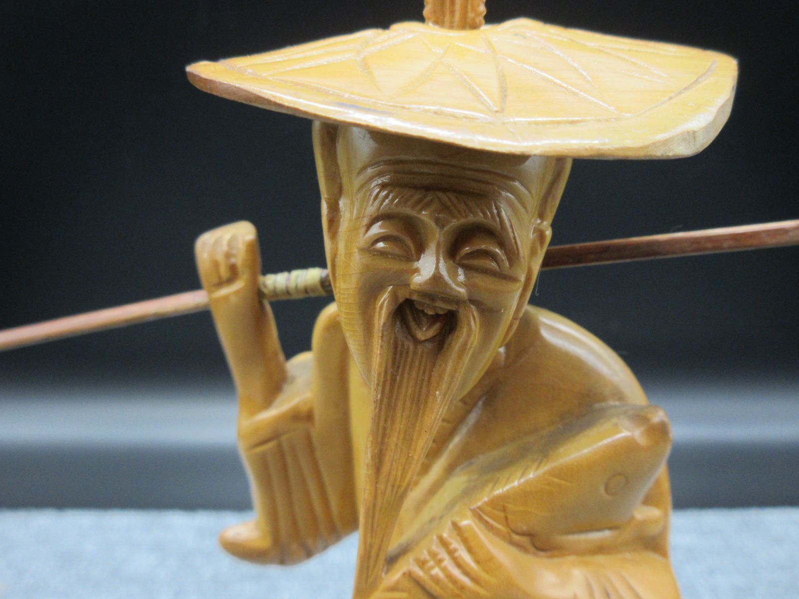 木彫り(工芸品) 「天秤棒を担ぐ老人」 木彫り(工芸品) 「天秤棒を担ぐ老人」 - メルカリ