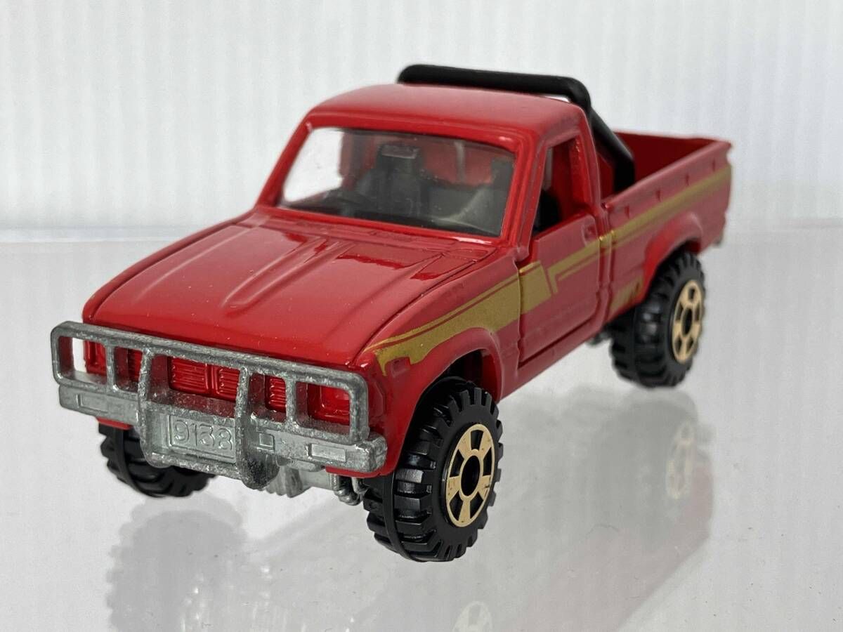 トミカ No.61 トヨタ ハイラックス 4WD 赤×金ライン 黒シｰト 黒ロｰル