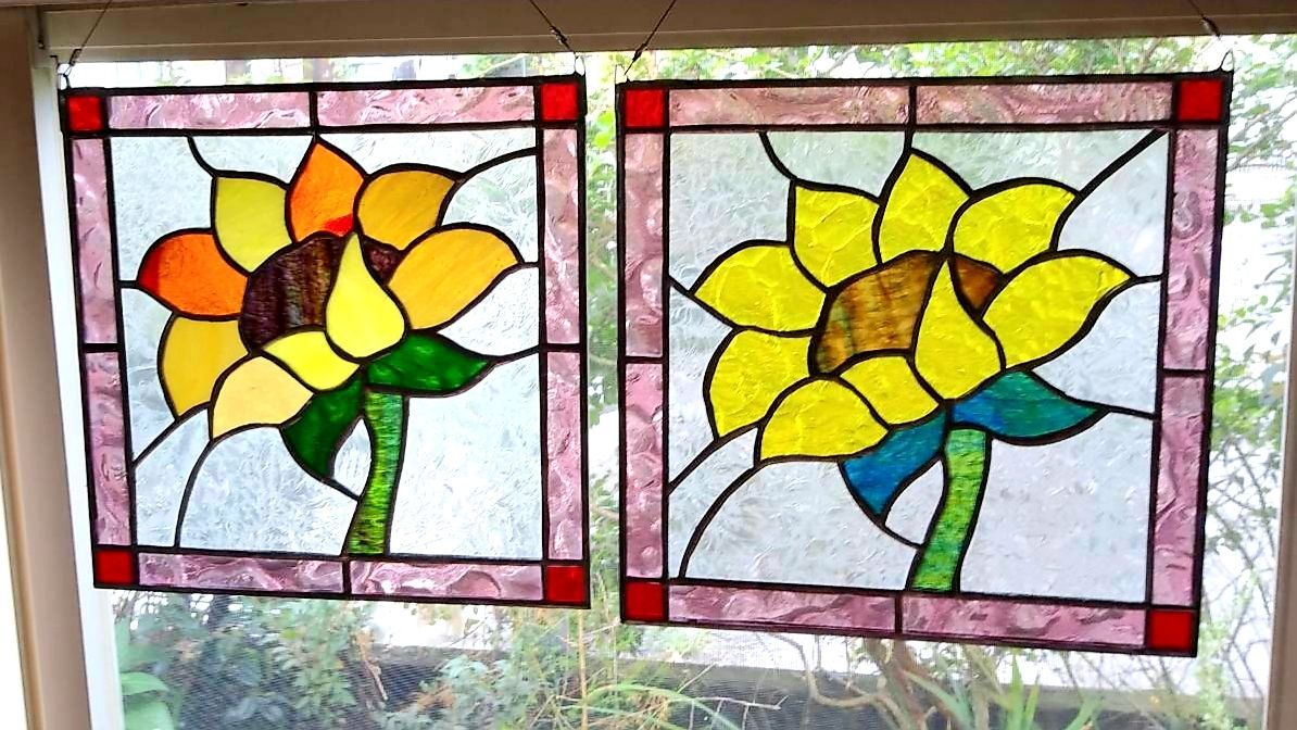 ステンドグラスひまわりモチーフのパネル
