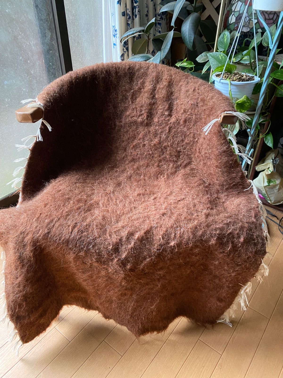 トルコのアンゴラヤギの毛モヘアで織り機で織られたシイルトバッタニイェ あまりない茶色の自然の色のバッタニイェミルクチョコレート色 日の当たり方によりお色が楽しめる エコで便利なバッタニイェ インテリアに 車やキャンプにも超便利 四季を通じて優れ物在庫1枚