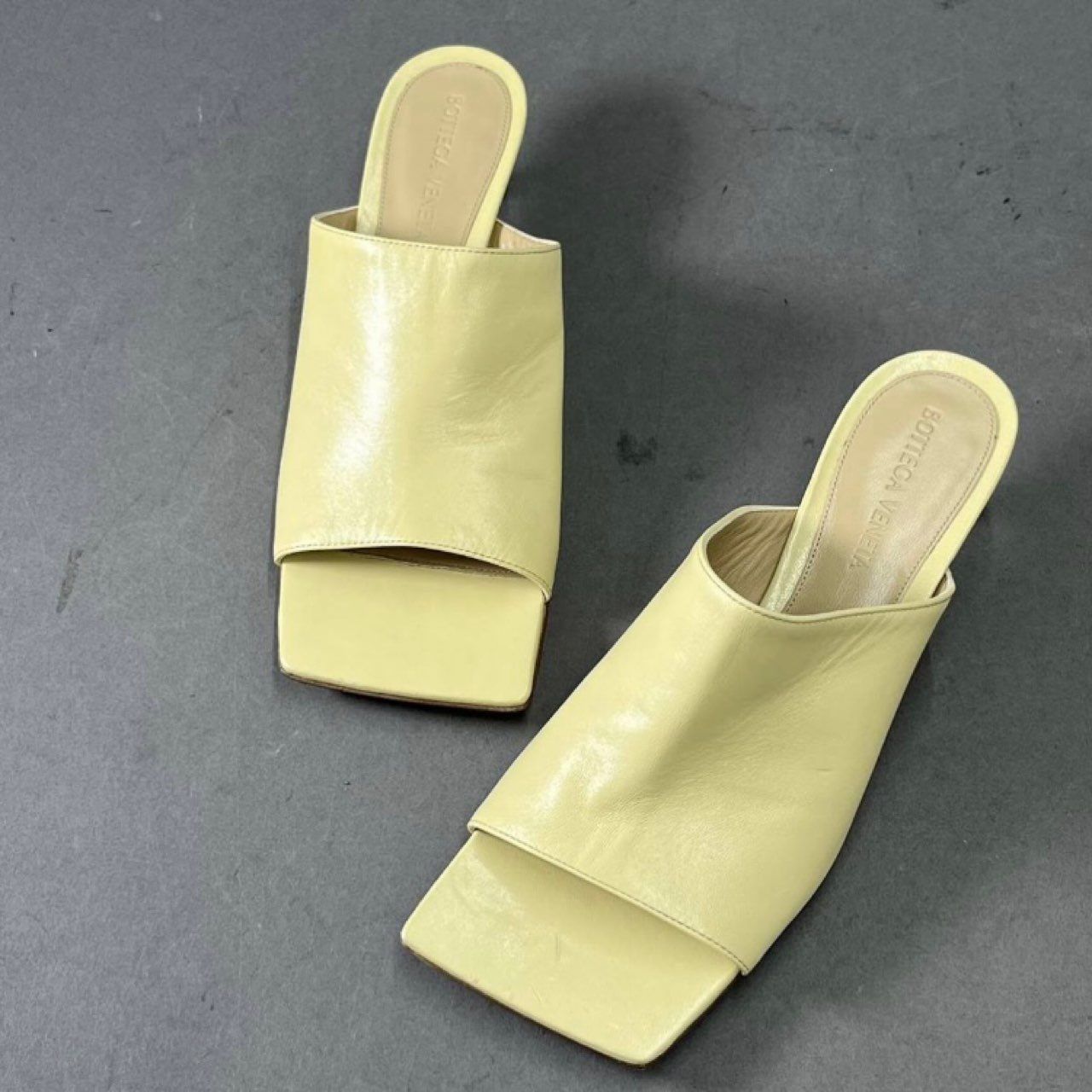 2i19 BOTTEGA VENETA ボッテガヴェネタ レザーサンダル ミュール  