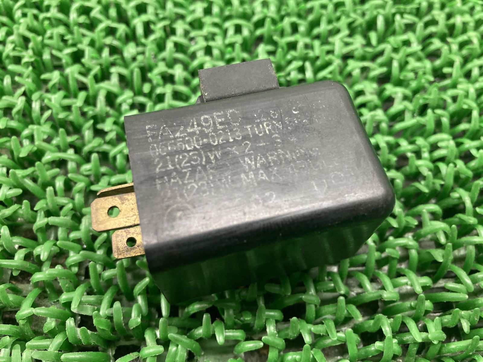 ゼファー400 ウインカーリレー FA249ED カワサキ 純正 中古 バイク 部品 ZR400C 3ピン 機能的問題なし 品薄 希少品 車検 Genuine