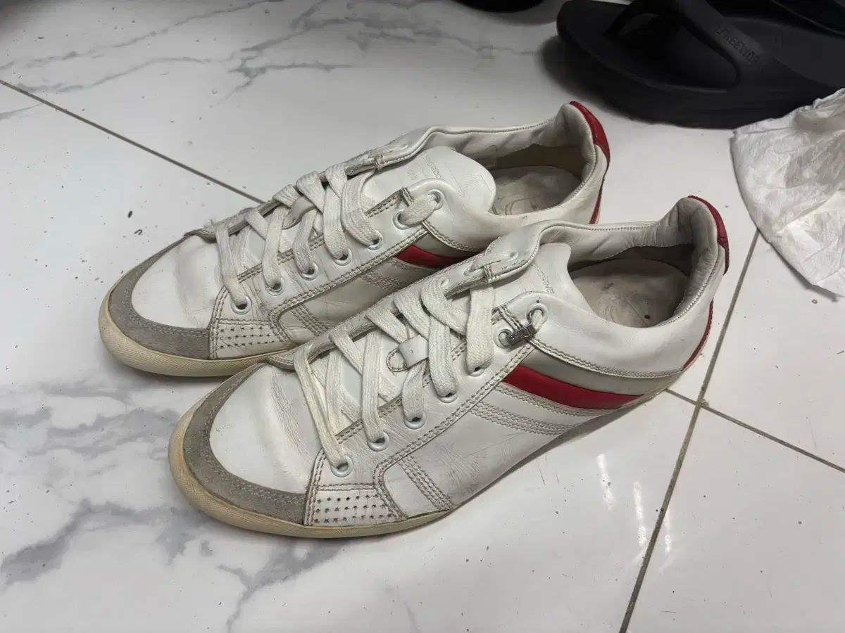 白 スニーカーズ