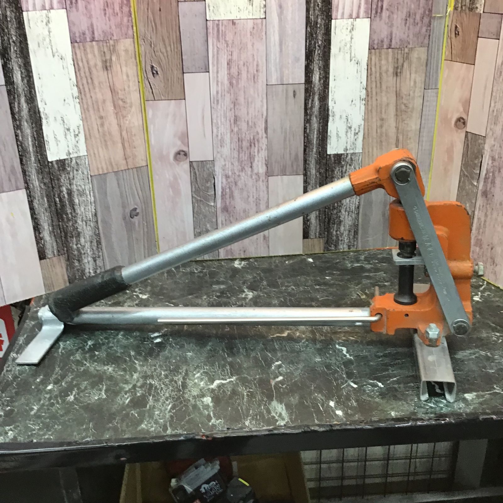 チャンネル穴あけ工具