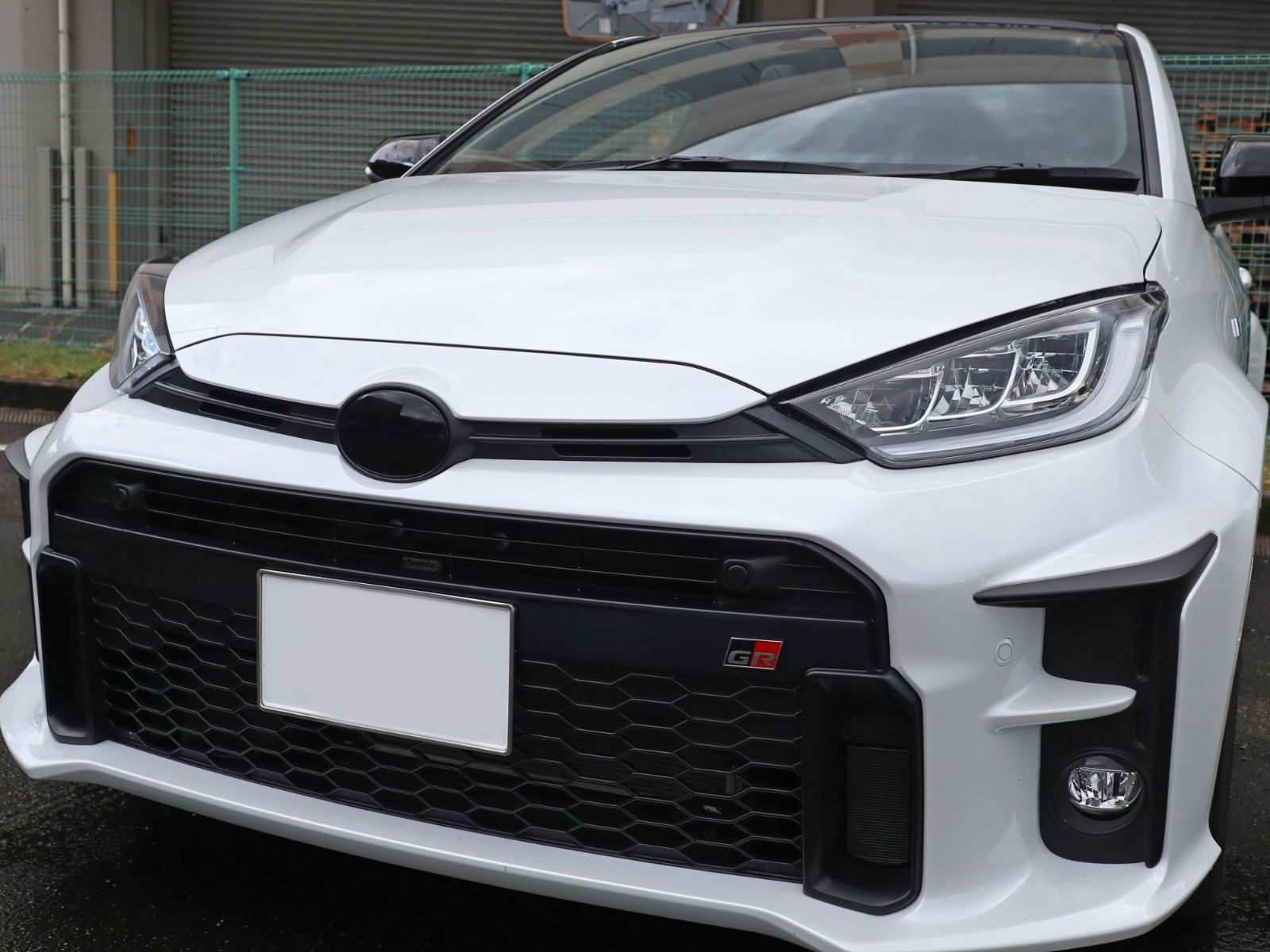 Tint+何度も貼れるエンブレム スモークフィルム(ブラックスモーク5％ 前後セット) GRヤリス GXPA16/MXPA12 gr ヤリス yaris mxpa16 gxpa12