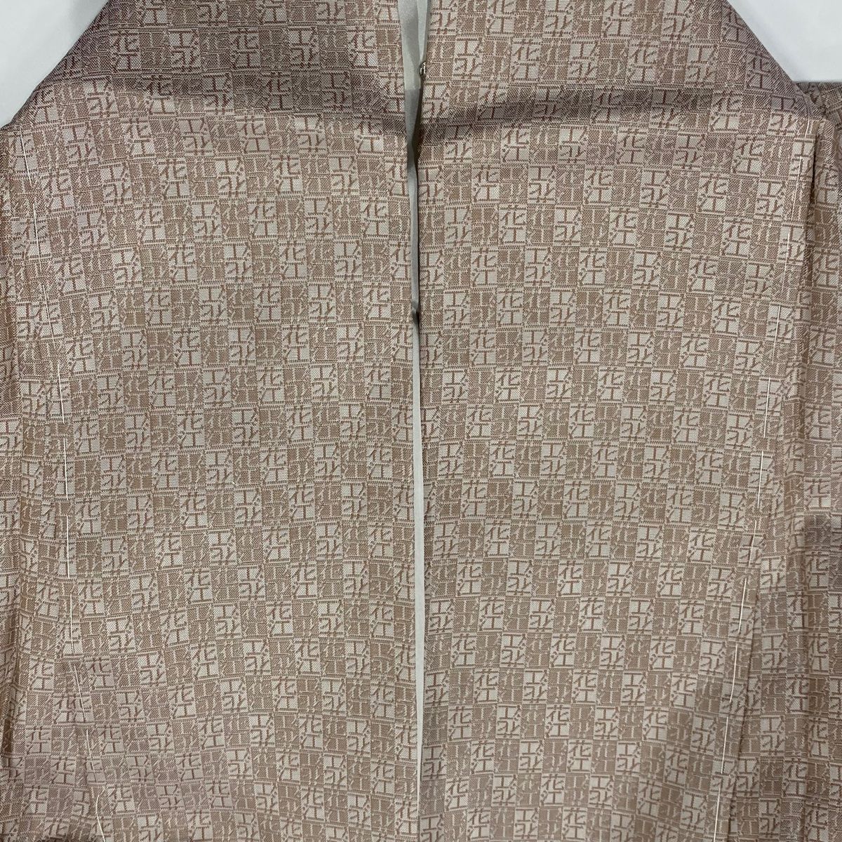 サーモンピンク