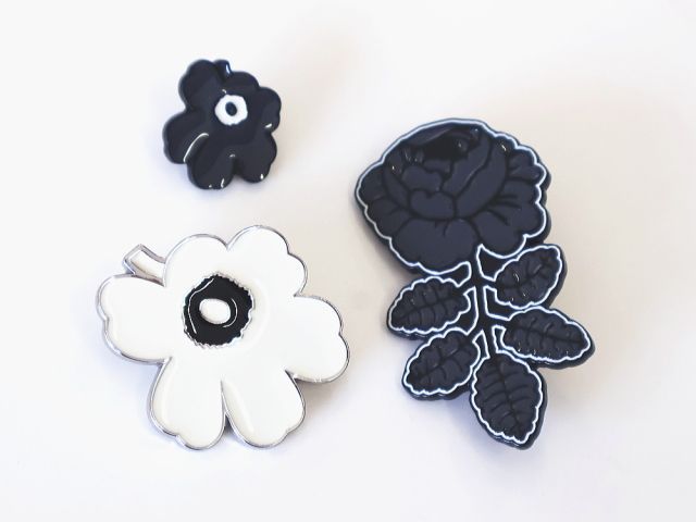 marimekko ピンバッジ　ウニッコ　ヴィヒキルース マリメッコ ピンバッジ 2点セット ウニッコ ヴィヒキルース