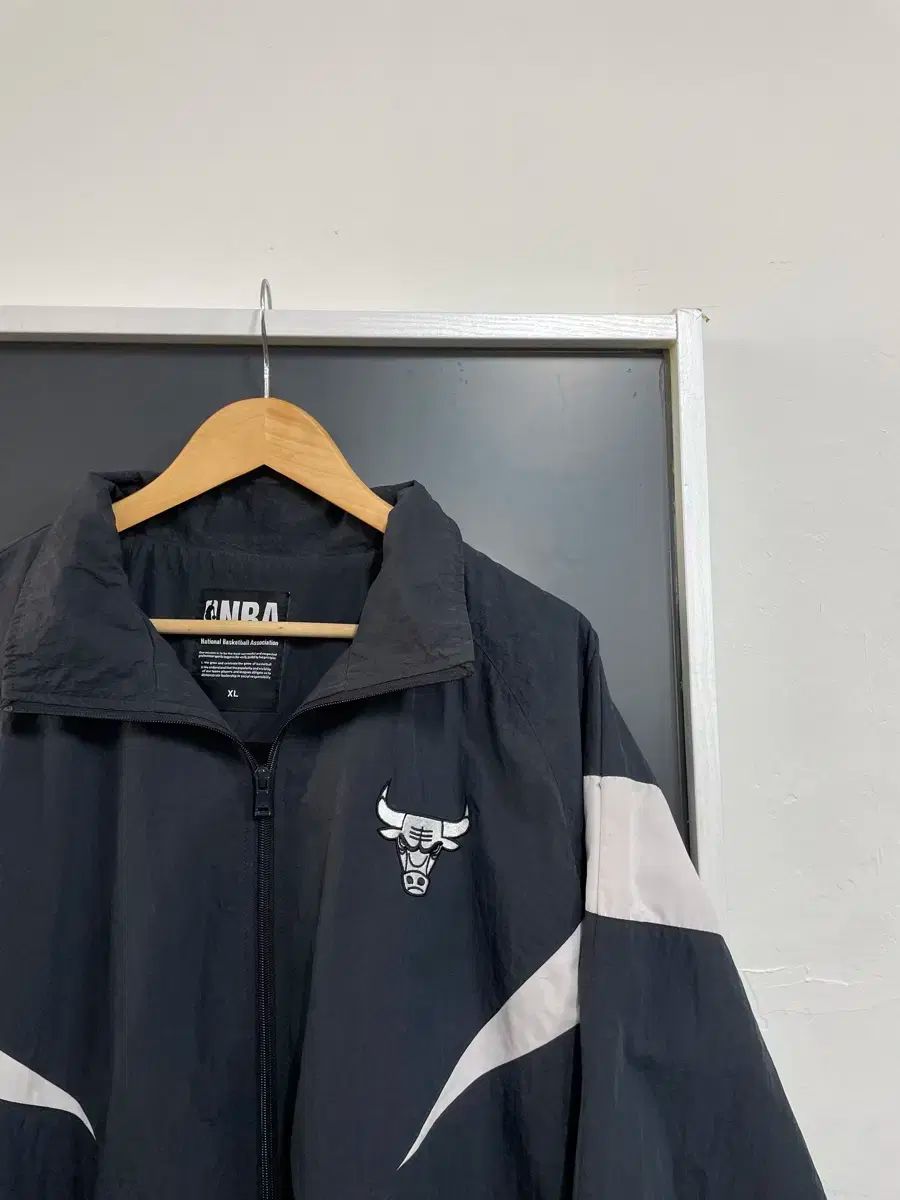 XL NBA シカゴ ブルズ バイカラー ウーブン ウインドブレーカー