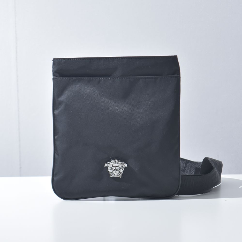 【美品】ヴェルサーチ　ボディバッグ　ショルダー　ナイロン　ブラック　ロゴベルト 極美品✨】ヴェルサーチ デカロゴ ボディバッグ ショルダー